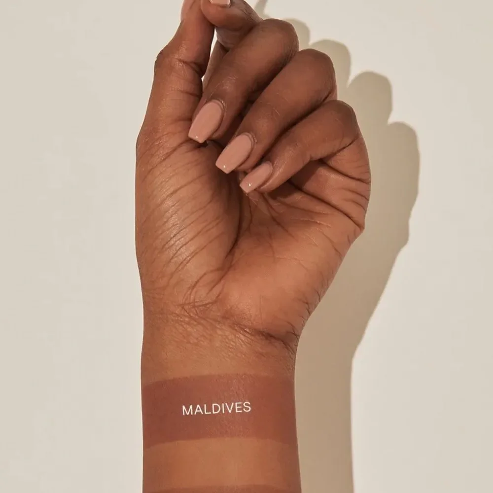 Vesca Kissed by Soft Matte Bronzing Powder in Maldives, rich neutral undertones